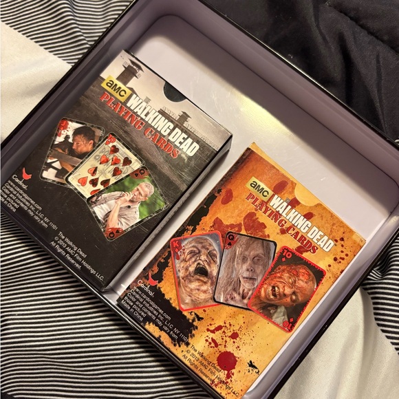 The Walking Dead Playing Cards 2 Deck Set - Picture 4 of 4